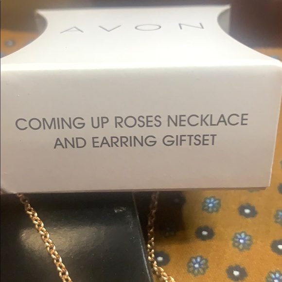 👑 Avon Roses Necklace and Earring Set - Picture 4 of 5
